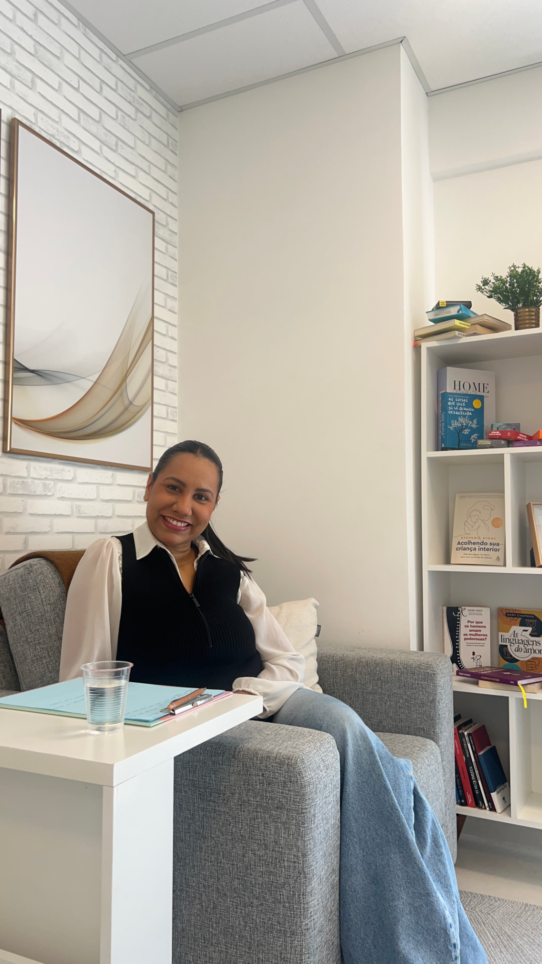 Bruna Bezerra sentada em seu consultório em Curitiba