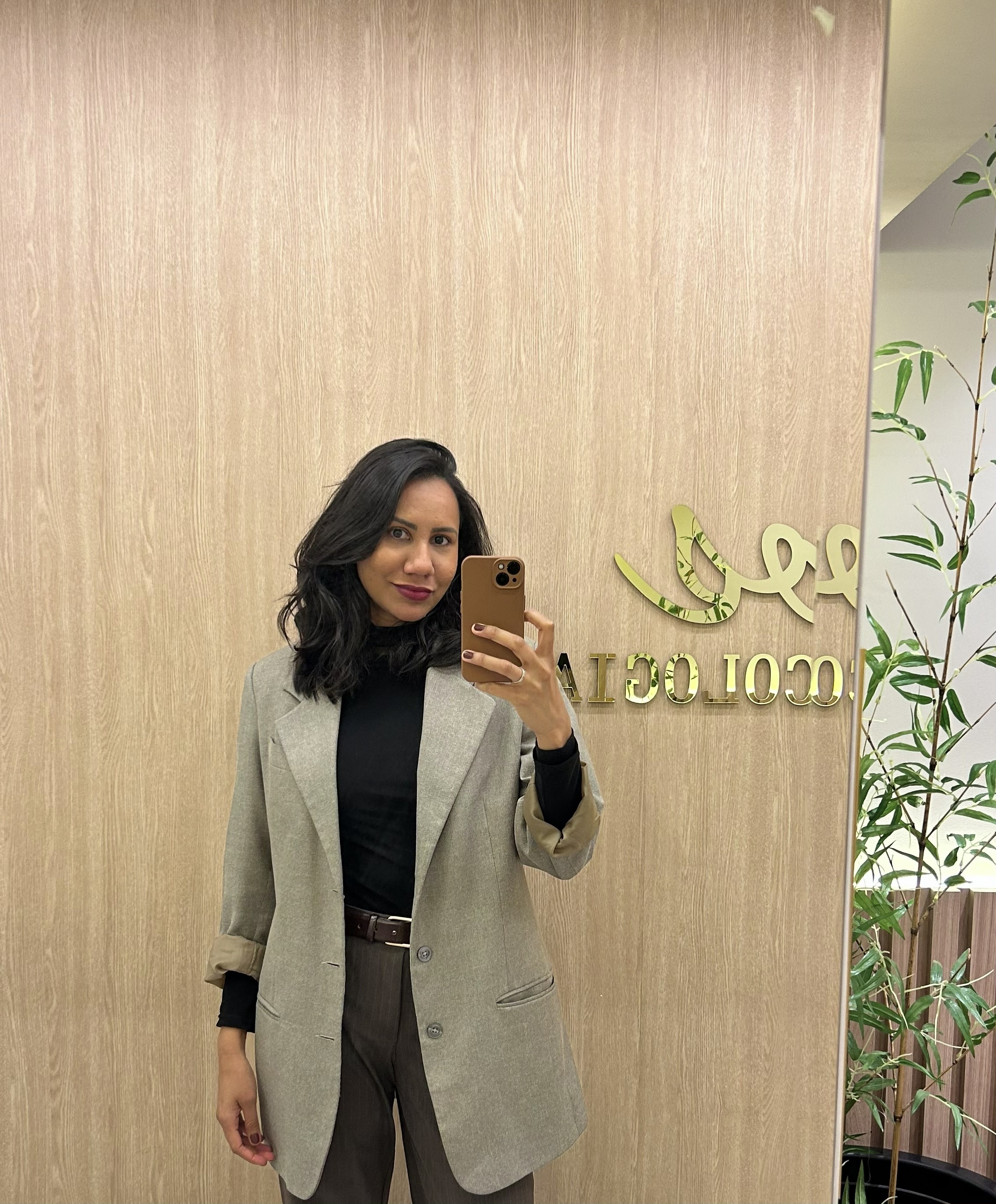 Psicóloga Bruna Bezerra no consultório